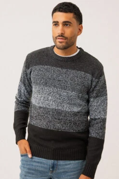 Le Chandail En Tricot Dégradé à Rayures Par Oxygen