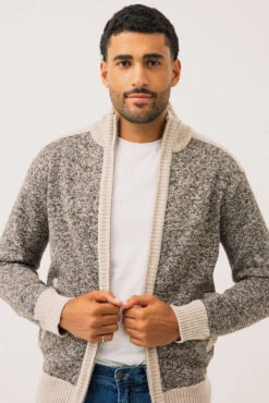 Le Cardigan En Tricot Deux Couleurs Doublé En Flanelle Par Oxygen