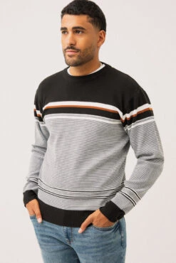 Le Chandail En Tricot Léger Rayé