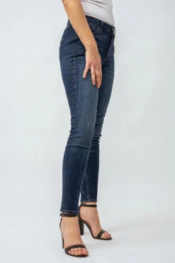 Guess Le Jeans étroit Taille Haute | Modèle 1981 6 Guess Le Jeans étroit Taille Haute | Modèle 1981 -Mode Femme Homme product WBRAB4D4MZ0 082 2 bd9598d7 f044 477d 97c0 29297f761d26